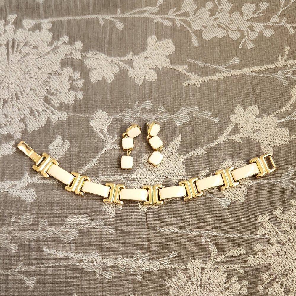 Monet Gold and Cream Bracelet Set (A8a And A8b)